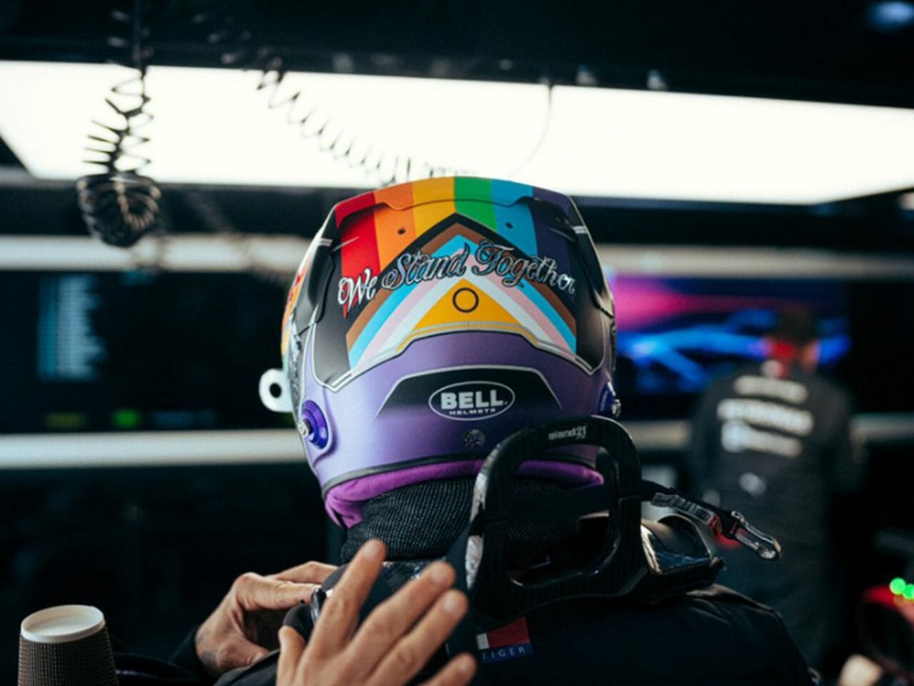 Lewis Hamilton usa capacete nas cores da bandeira LGBTQIA+