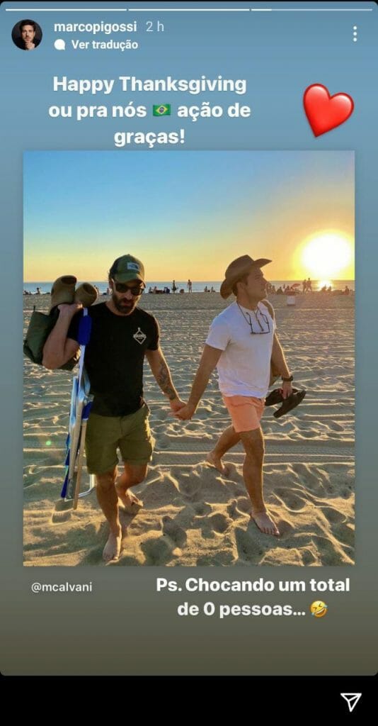 Marco Pigossi e namorado em praia dos Estados Unidos