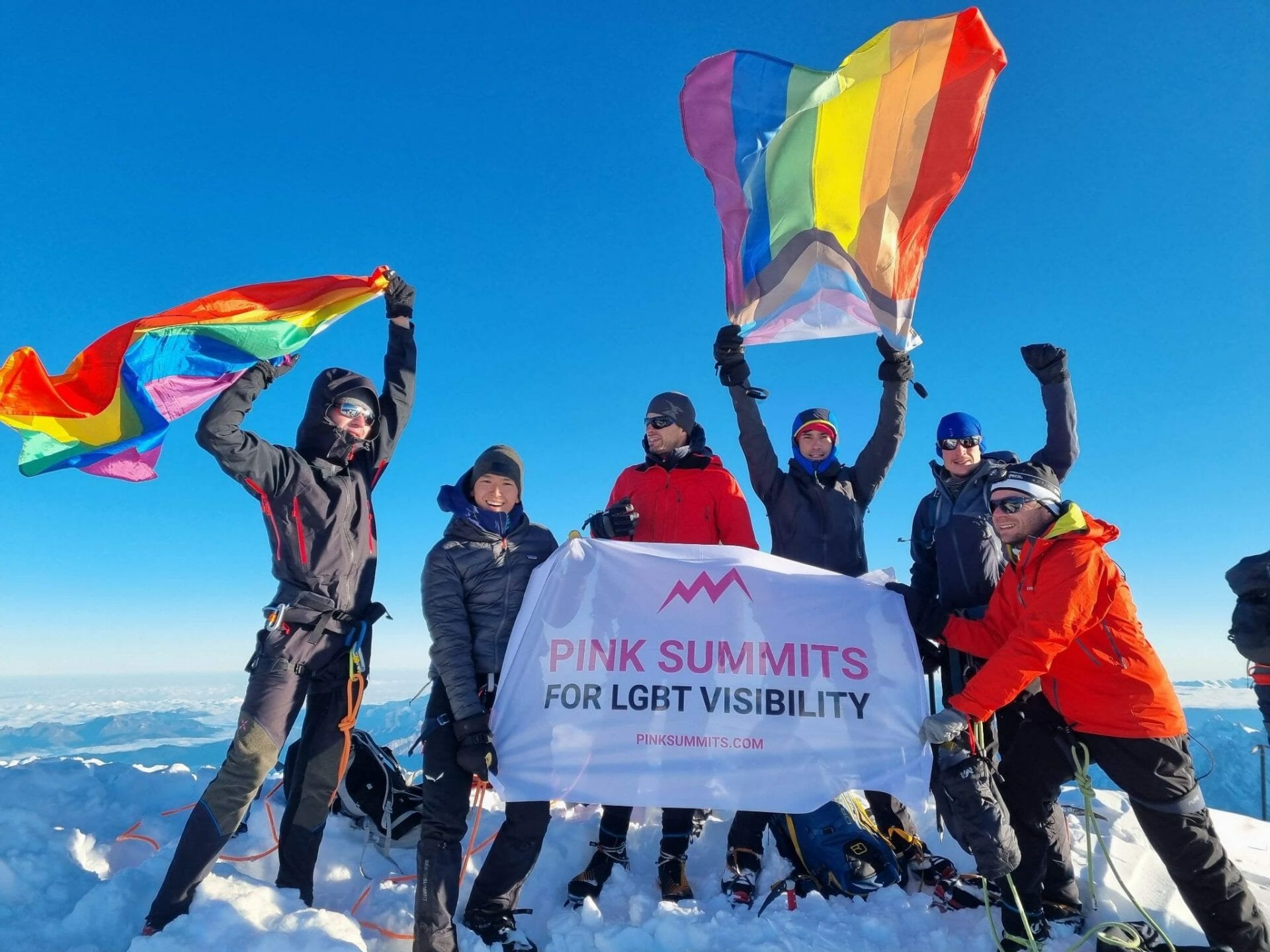 Montanhistas LGBT levam bandeira arco-íris na mais alta montanha