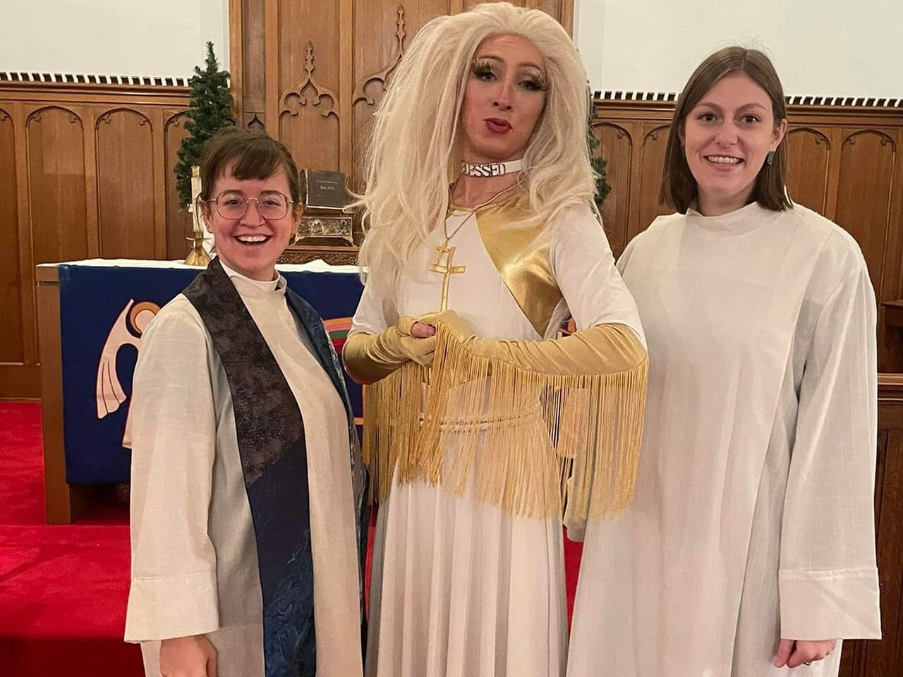 Pastor norte americano ministra culto vestido de drag queen