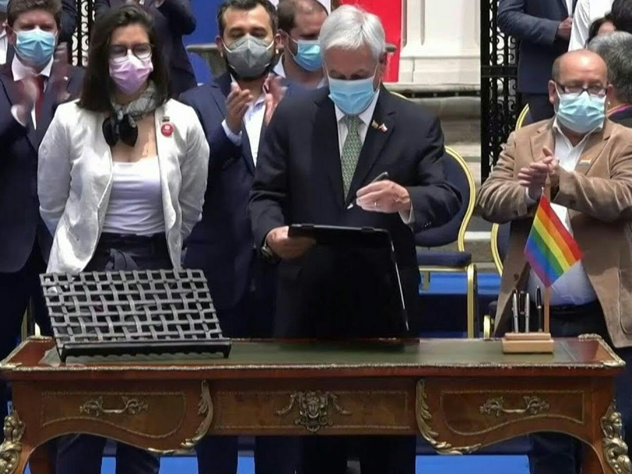 Piñera sanciona lei de casamento igualitário do Chile