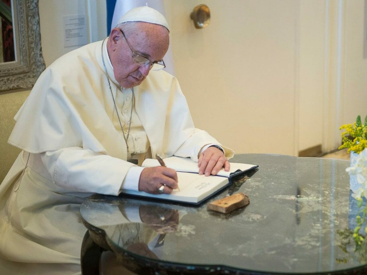 Papa Francisco envia carta à freira que atua com a comunidade LGBTQIA+