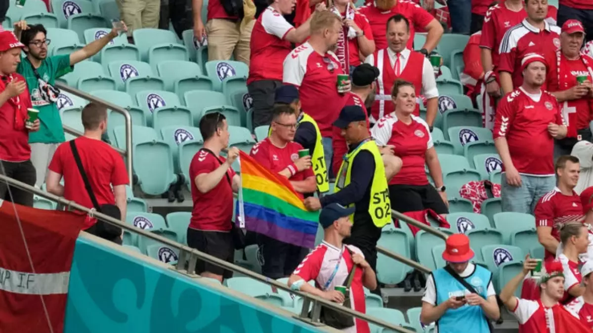 Bandeira gay em estádio