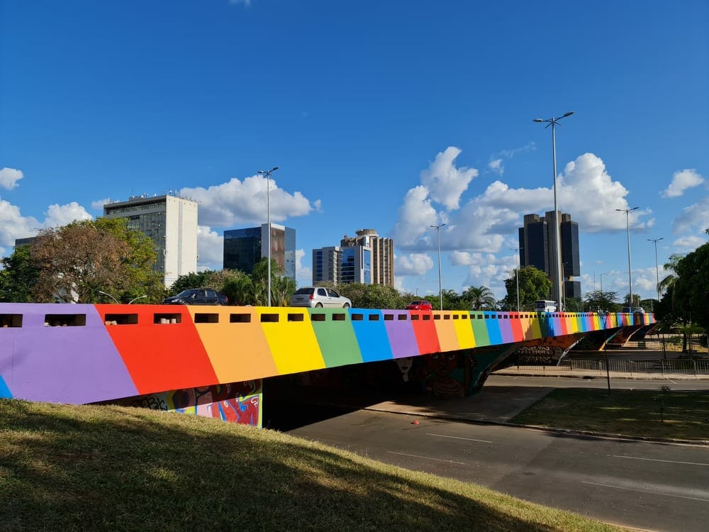 Pintura em viaduto de 230 metros é nova atração turística da capital