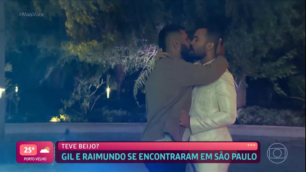 Gil do Vigor beija pretendente Raimundo no 'Mais Você' — Foto: Globo