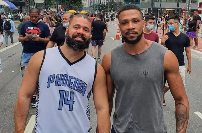 Jogador de basquete revela homossexualidade em reunião com elenco
