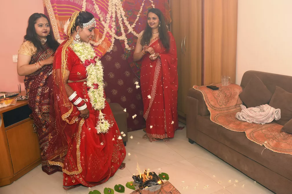 Kshama Bindu se casou em sua própria casa, seguindo os rituais de um típico casamento hindu, mas sem um noivo ou sacerdote — Foto: AP