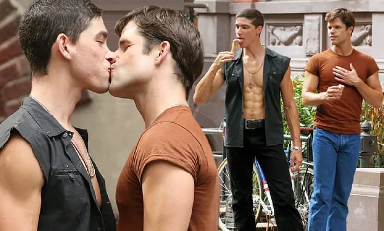 Estrelas de American Horror Story e The Batman compartilham beijo gay