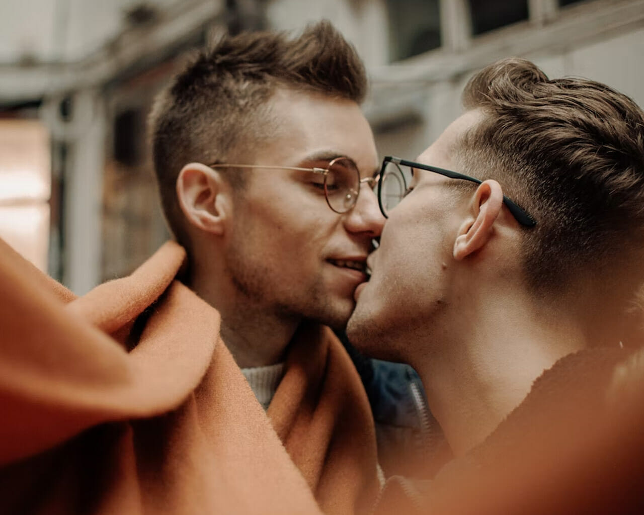 Casal gay se beijando