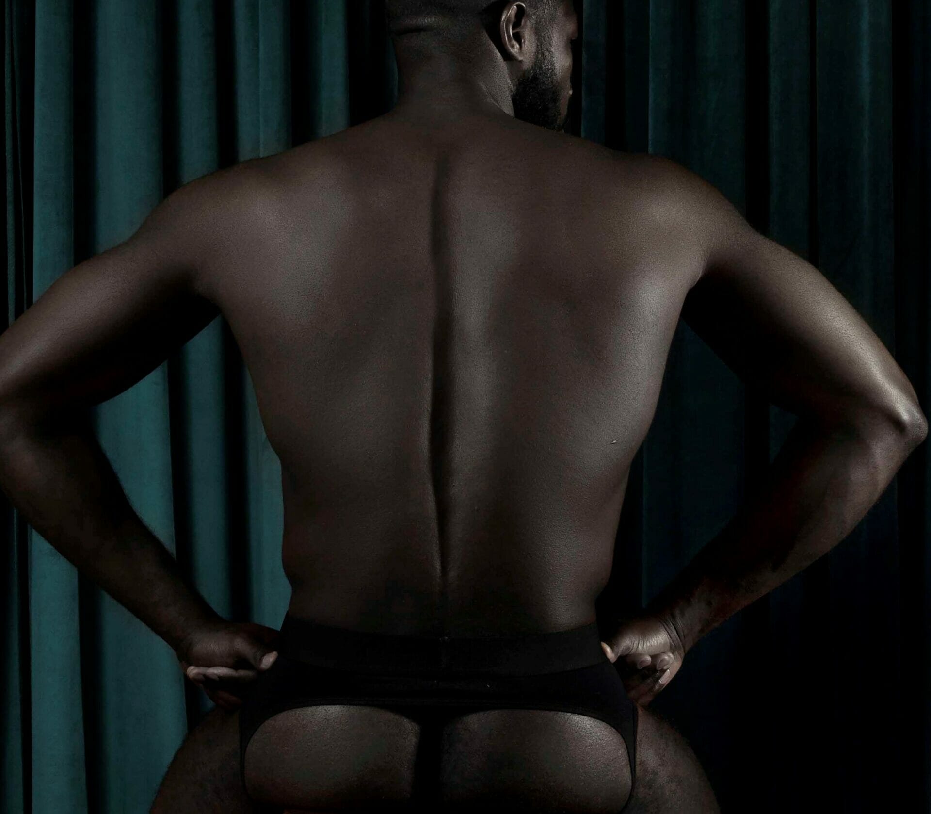 Grand Hotel Studio expõe a atmosfera sensual de nus masculinos no sábado