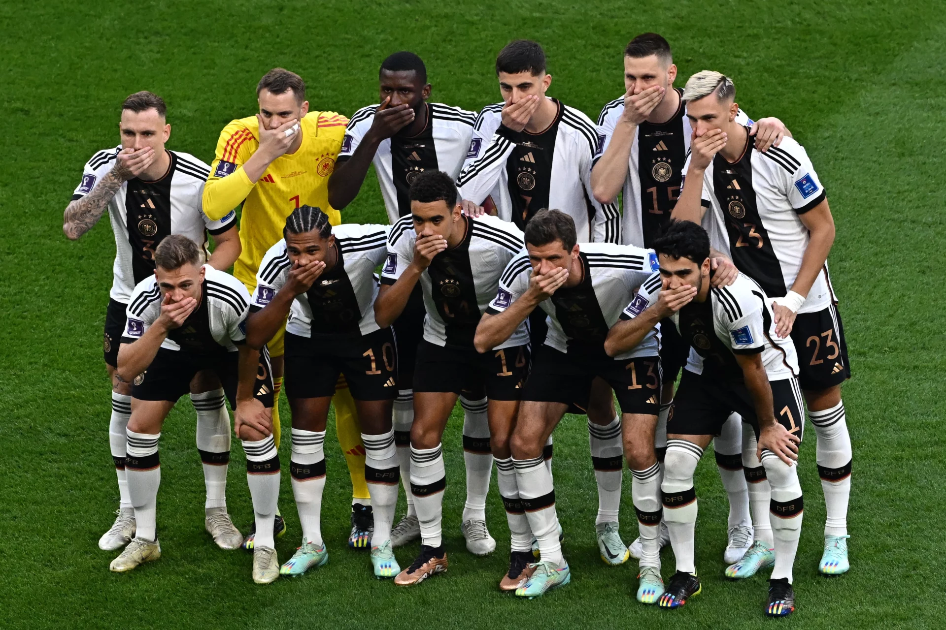 Seleção da Alemanha faz protesto na Copa
