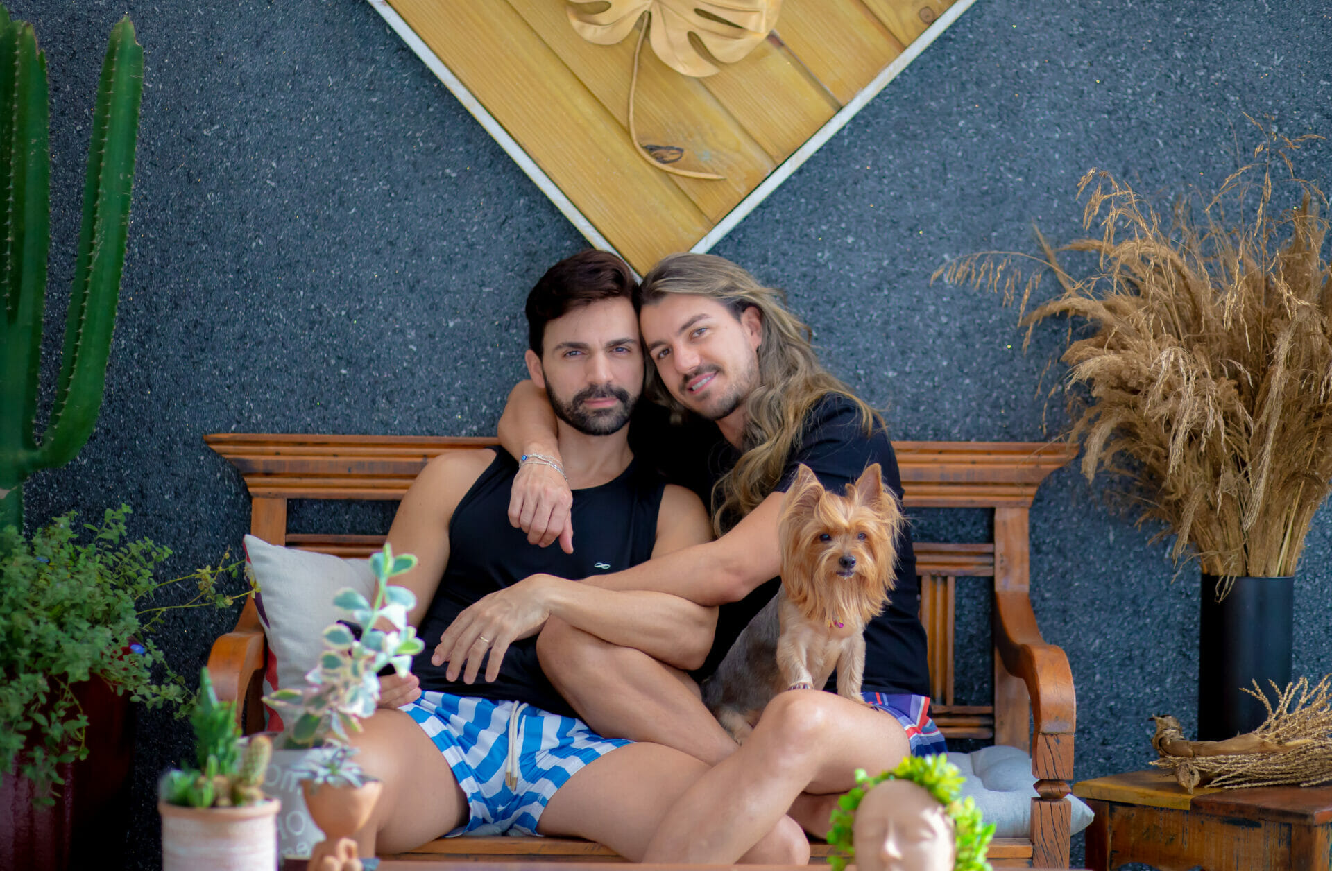 Casado há 11 anos, Vinícius Sotter revela como humor ajuda na relação com marido