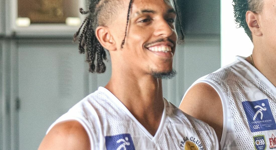 Jogador de basquete do Praia Clube assume bissexualidade: 'Liberto