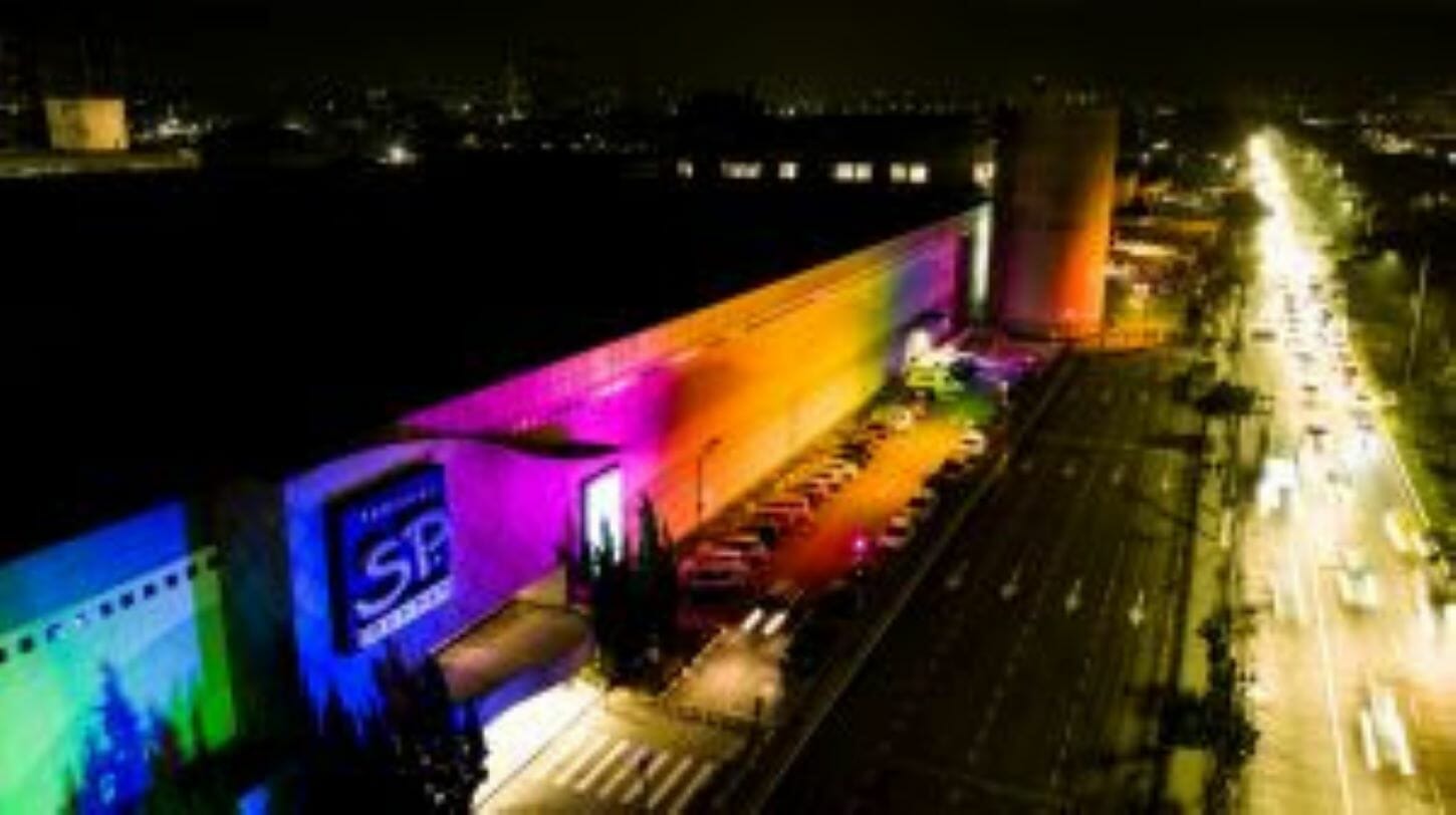 Shopping SP Market ilumina a fachada com as cores do arco-íris