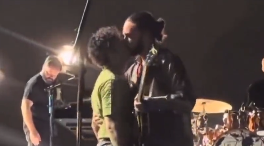 Governo da Malásia cancela festival de música após beijo gay