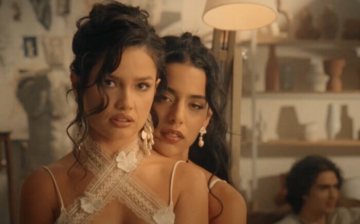 Juliette lança clipe sensual com Marina Sena