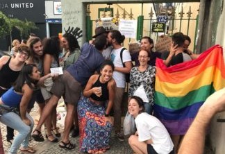 Grupo faz 'beijaço' em frente a vila onde casal de idosos foi agredido, no Rio (Foto: Yuri Fernandes/ Arquivo Pessoal)