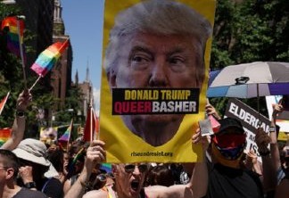 Donald Trump é principal alvo de protestos na Parada Gay de Nova Iorque.