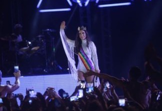 Vestida com uma roupa que continha as cores do arco-íris a, Ivete brincou com o público ao ouvir em coro o uma nova versão do refrão da música 'Chupa Toda