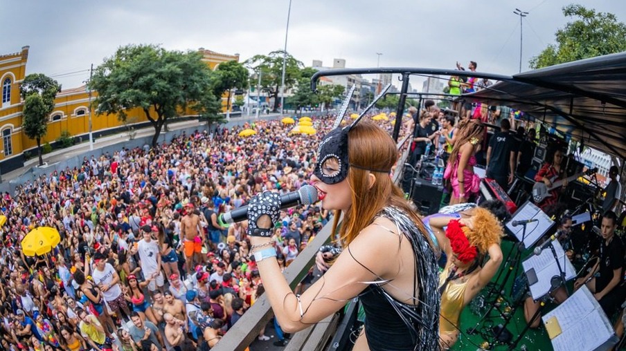 A cantora Kissa agita os foliões do bloquinho (Foto: Renan Facciolo)
