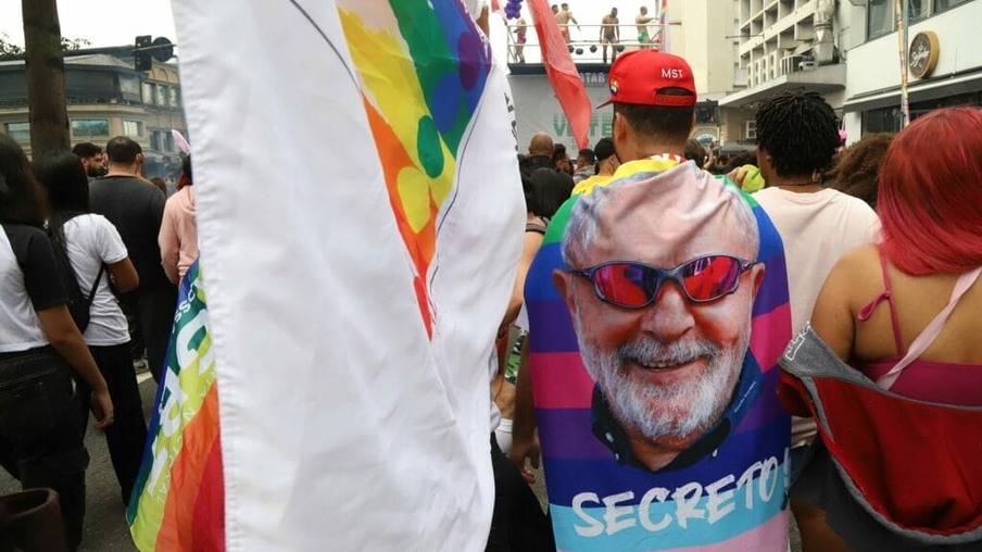 Bandeira com Lula na parada LGBTQIA+