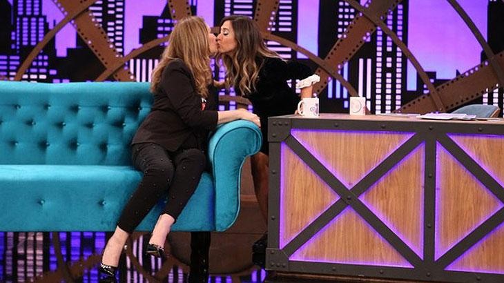 Sonia Abrão e Tatá Werneck trocam selinho em programa