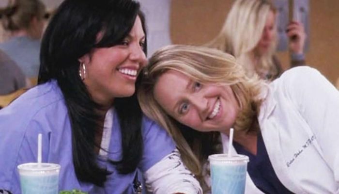 Imagem da Dra. Erica Hann e Callie Torres na série Grey's Anatomy