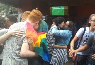 Beijaço aconteceu em frente ao bar onde teria ocorrido a discriminação