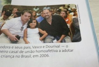 Livro vetado mostra foto de 1° casal gay a adotar criança no Brasil