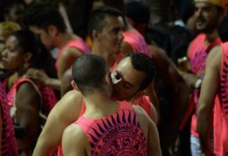 Casal gay se beija durante carnaval