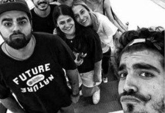 Caio Castro e amigos em foto que gerou o atrito entre o ator e seu fã