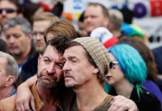 Casal gay em protesto na Austrália