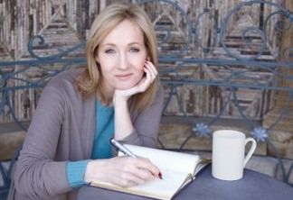 A autora J.K Rowling autora da saga Harry Potter irá doar um livro dela autografado para ajudar campanha de combate ao HIV