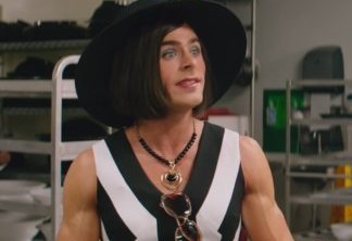 O ator Zac Efron vestido de mulher em cena do trailer de Baywatch