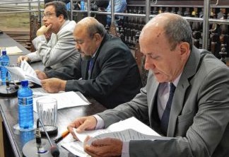 Zé Mineiro (ao centro): voto contrário em projeto que prevê reconhecimento de nomes sociais de travestis e transexuais