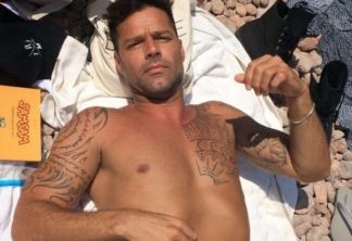 Ricky Martin posa sem camisa