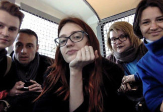 Ativistas dos direitos gays posam para selfie antes de serem presos, em Moscou Foto: AFP