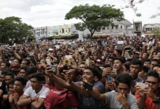 Uma multidão compareceu para assistir à punição na Província de Aceh