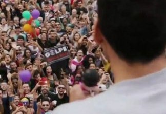 Cartaz que diz "Globo Golpista" aparece em destaque em cenas da segunda temporada de Sense8