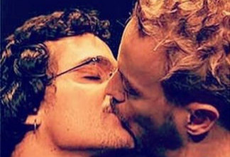 Beijo entre Wagner Moura e Guilherme Weber
