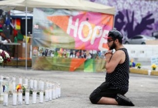 Sobrevivente do ataque na boate Pulse visita o memorial um ano após a tragédia.