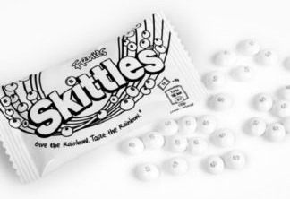 Skittles são lançados sem cores em apoio à diversidade.