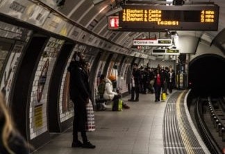 Avisos sonoros de estações do metrô de Londres saudam passageiros sem gênero
