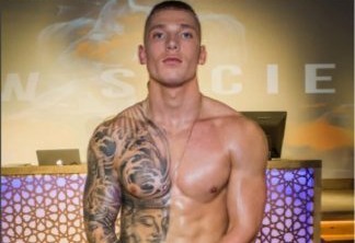 Brandon Myers postou foto só de cueca para mostrar nova tatuagem