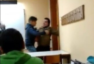 Grupo de alunos agrediu professor gay em sala de aula