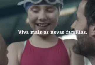 Em novo anúncio, a Vivo mostra um casal gay acompanhando a filha na natação.
