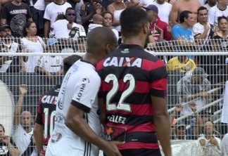 O jogador Rodrigo do Ponte Preta foi expulso após dar dedada em Tréllez do Vitória