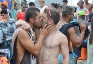 Beijo gay no carnaval