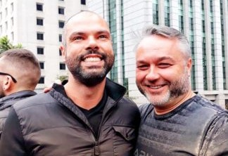 O prefeito de São Paulo Bruno Covas (à esquerda) na Parada do Orgulho LGBT de São Paulo
