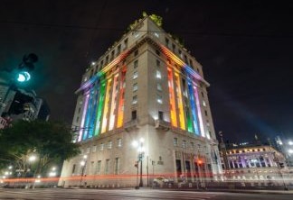 Prefeitura de São Paulo ilumina sede com cores da bandeia LGBT